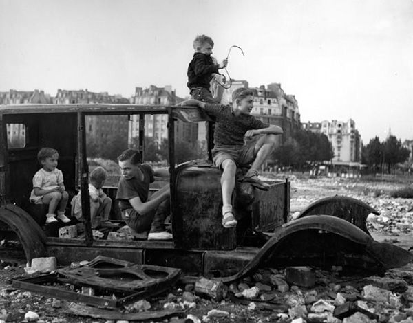 La voiture fondue, 1944 © Atelier Robert Doisneau